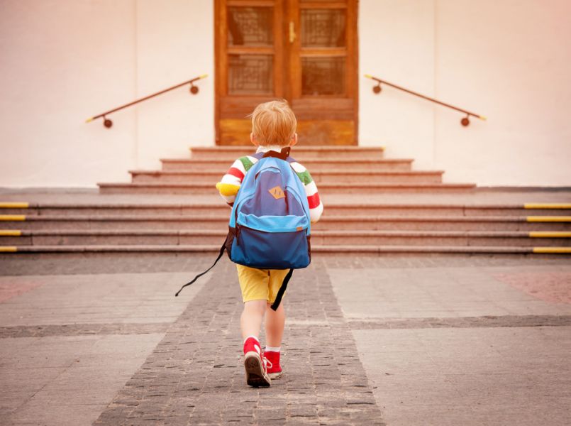 “Je vakantie is bijna afgelopen, jongen,” zeg ik tegen mijn zoon. “Maandag mag je weer naar school”