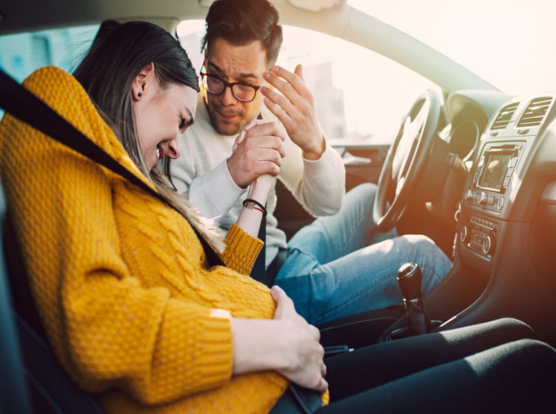 Paniek: vrouw bevalt in auto en 10-jarige zoon filmt alles