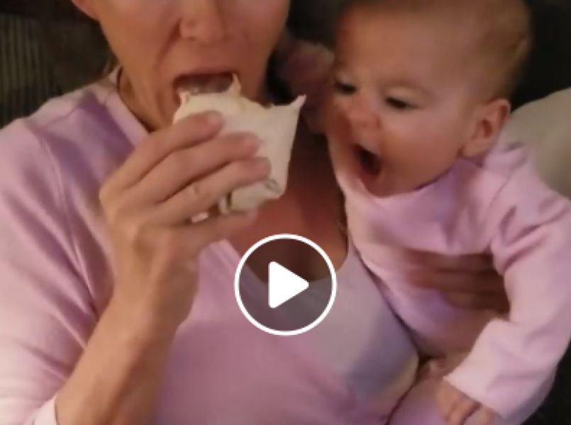 Té schattig: baby wil ook een hapje van een burrito