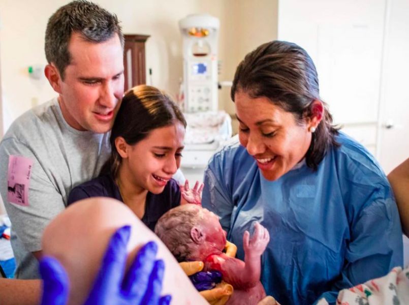 10-jarige grote zus helpt bij geboorte babyzusje