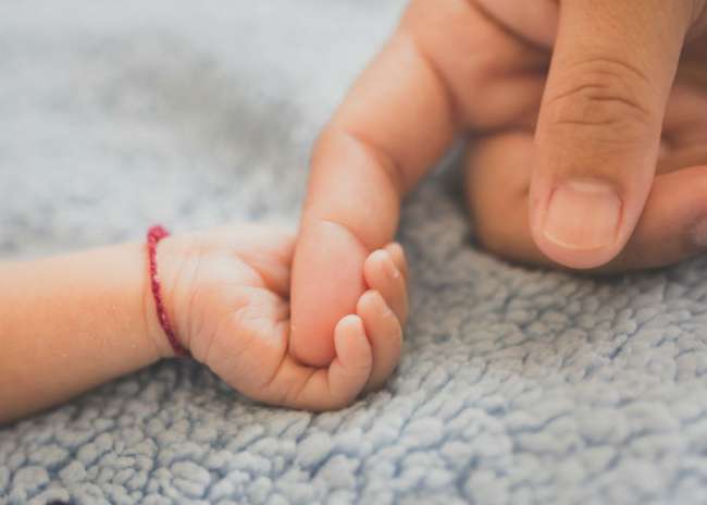 Vrouw (47) bevallen van eerste kind - een uur nadat ze wist dat ze zwanger was