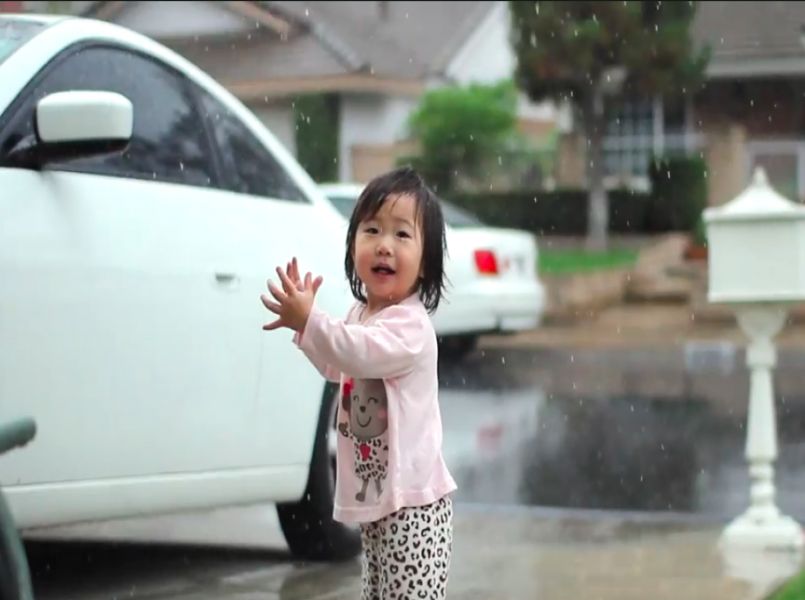 Zo schattig: dit peutermeisje is gek op regen