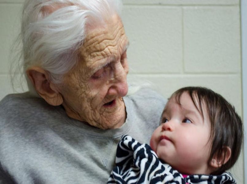 Hartverwarmend: de eerste keer dat je (over)grootouders jouw kind vasthouden