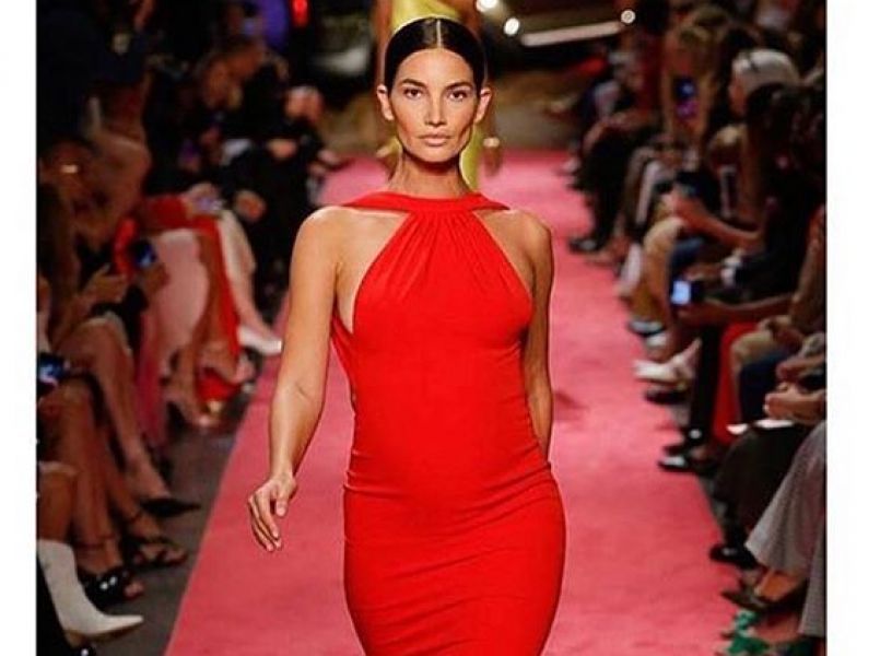 Vijf maanden zwangere Lily Aldridge straalt op de catwalk