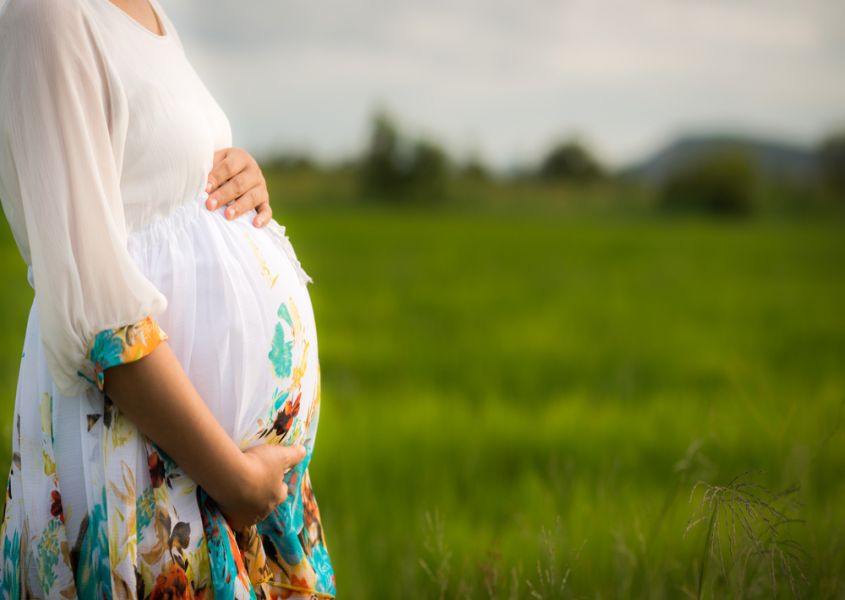 Baby onder toezicht gesteld in Vier Handen Op Een Buik