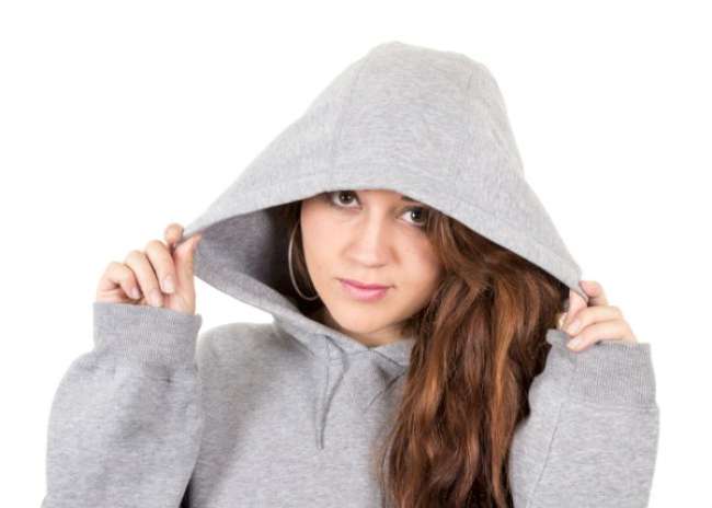 De beste uitvinding ooit voor moeie moeders: de opblaasbare slaaphoodie