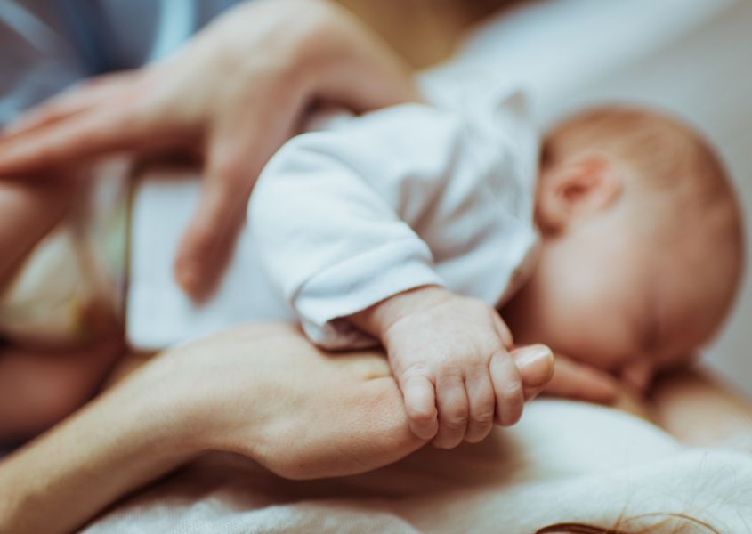 Een derde van moeders vindt borstvoeding geven buitenshuis onprettig