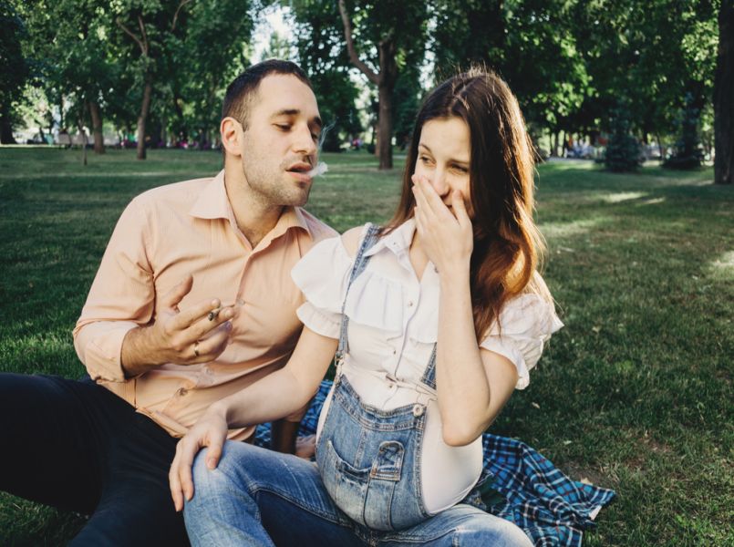 In de buurt roken van zwangere vrouw schadelijk voor ongeboren kind