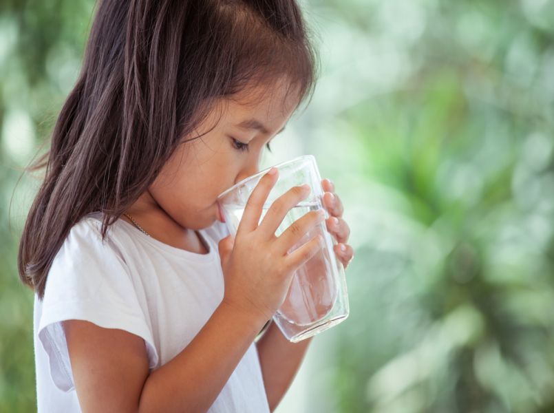 Zoveel zou elk kind dagelijks moeten drinken (dat haalt vrijwel niemand)