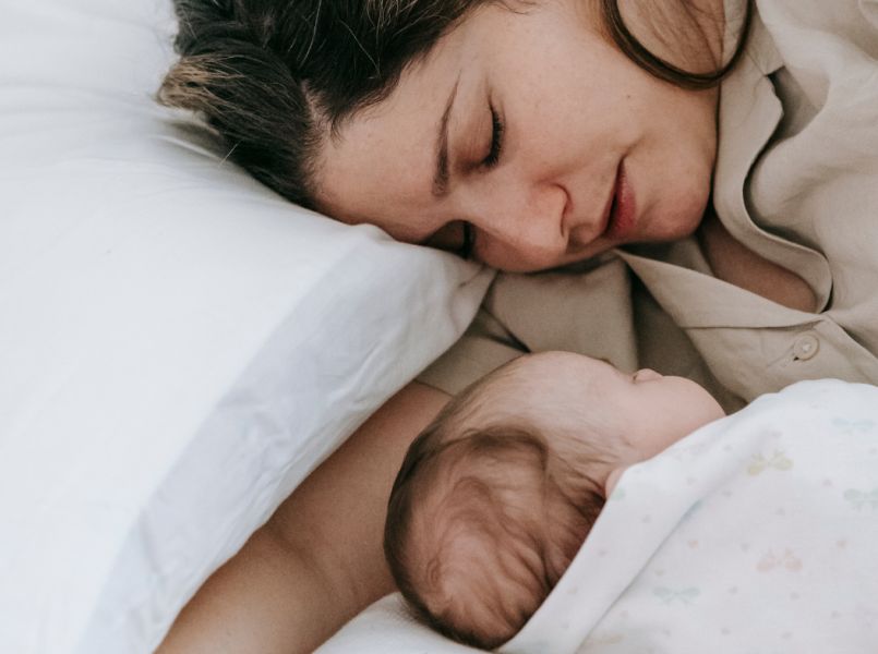 Moeders vallen in slaap tijdens het voeden van hun baby!