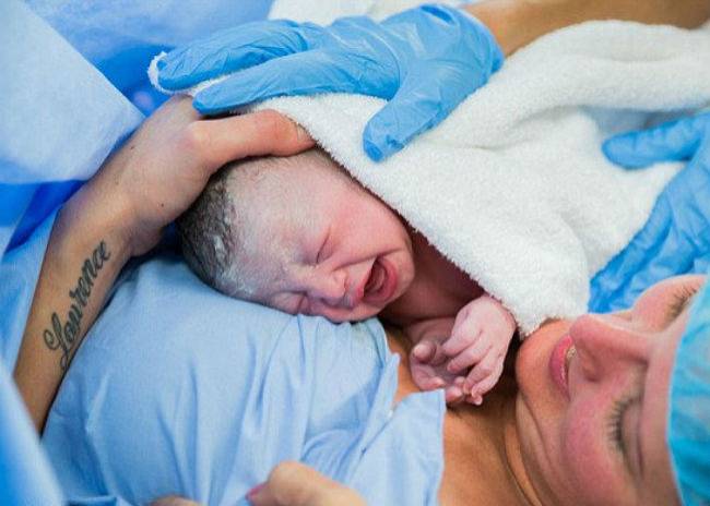 Mooi: foto’s laten zien hoe moeder haar eigen baby haalt via keizersnede