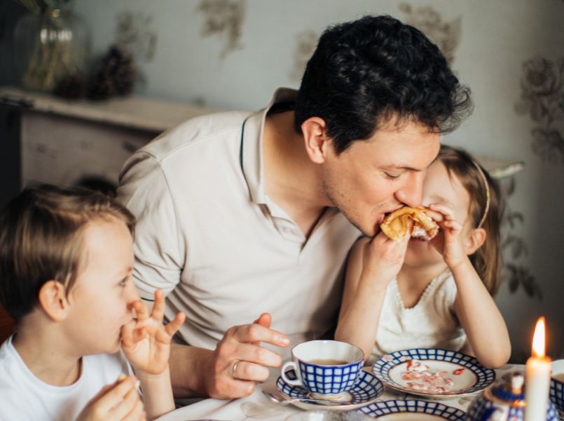 Samen aan tafel met je gezin: waarom het belangrijk is en hoe je het gezellig maakt