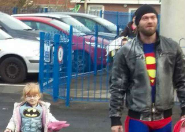 Held: papa in Superman-pak zodat dochter zich beter voelt in Batman-outfit