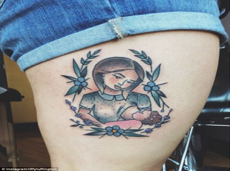 Nieuwe Trend Vrouwen Delen Massaal Hun Borstvoedings Tatoeage