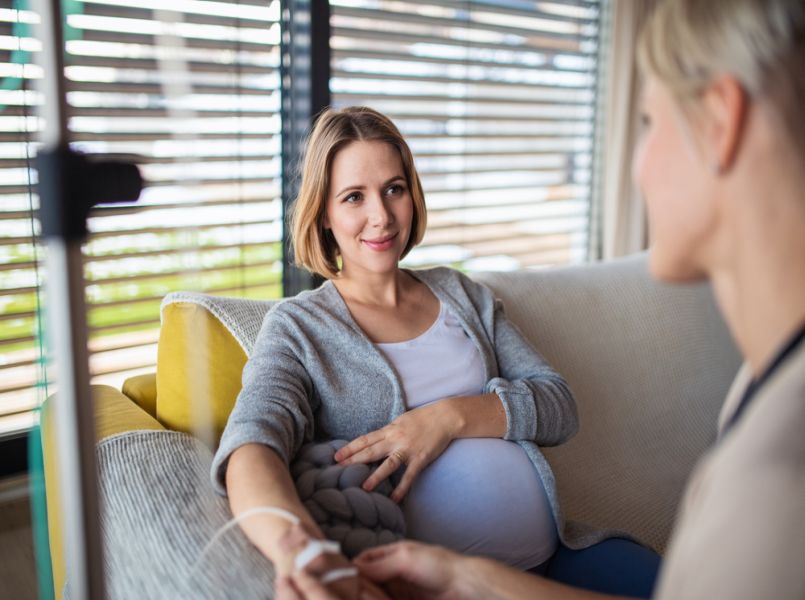 Thuisbehandeling in plaats van opname voor vrouwen met extreme zwangerschapsmisselijkheid