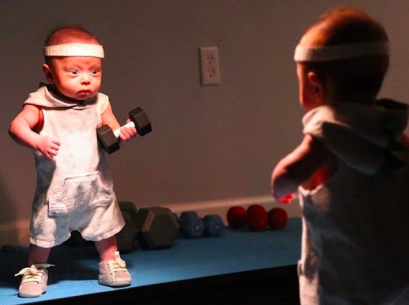 Grappige foto’s: vader doet stoere mannendingen met zijn te vroeg geboren zoon