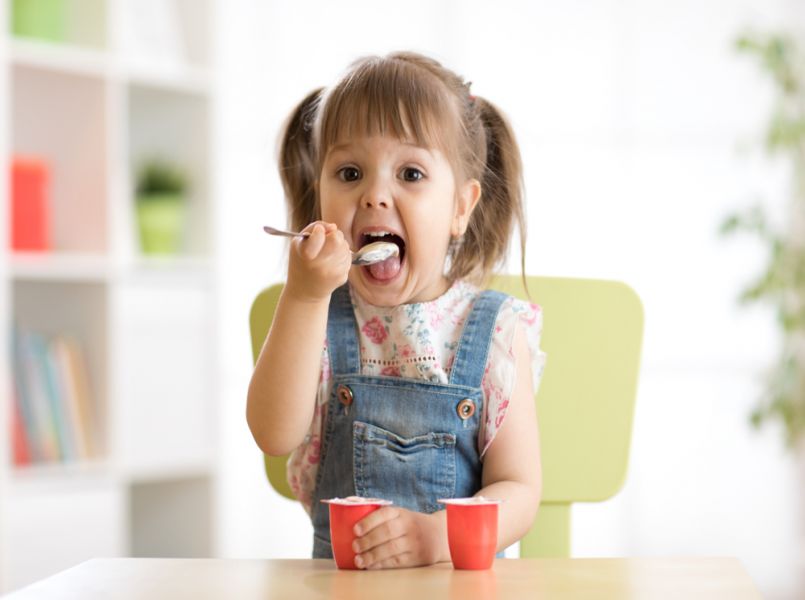 Haha! Dit 3 jarige meisje at 18 yoghurtjes toen haar moeder 10 min weg was