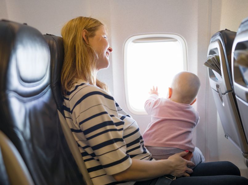 Hoe zorg je dat een vliegreis met je baby relaxt verloopt?