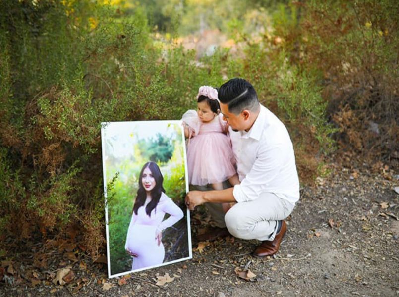 Vader doet zwangerschapsfotoshoot van overleden vrouw nu met 1-jarige dochter