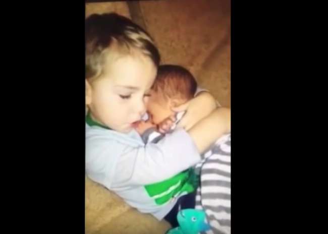 Lieve video: jongetje wil zijn babybroertje niet loslaten