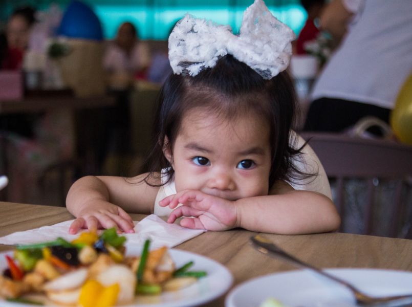 Uit eten met kleine kinderen: hoe pak je dat aan?