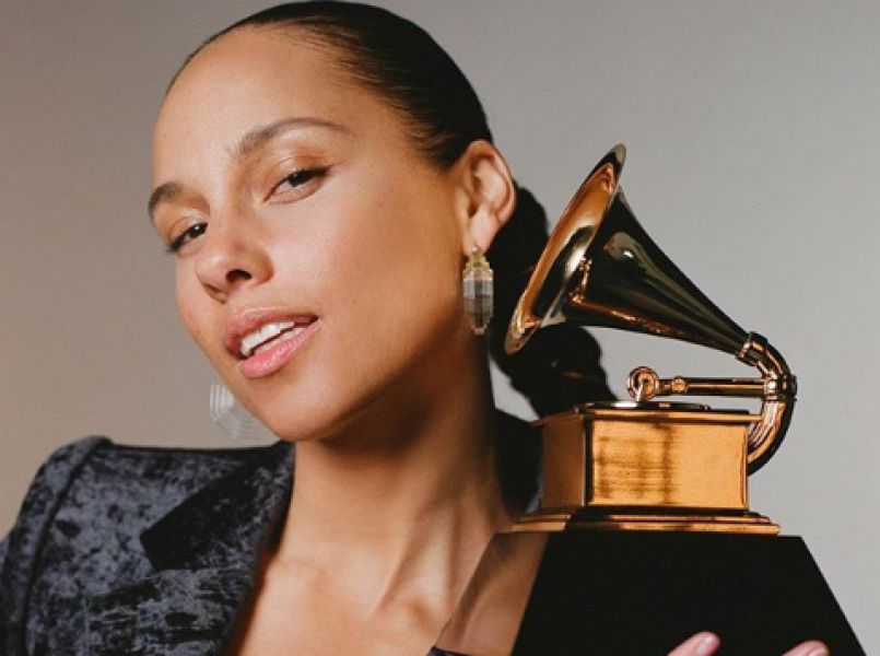 Alicia Keys presenteert de Grammy