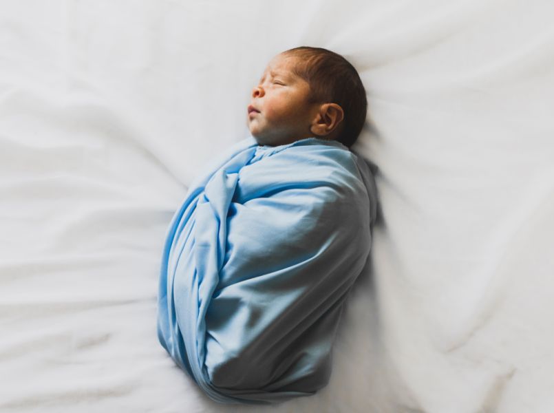 Hoe blijft je baby koel en krijg je de baby in slaap in de hitte?