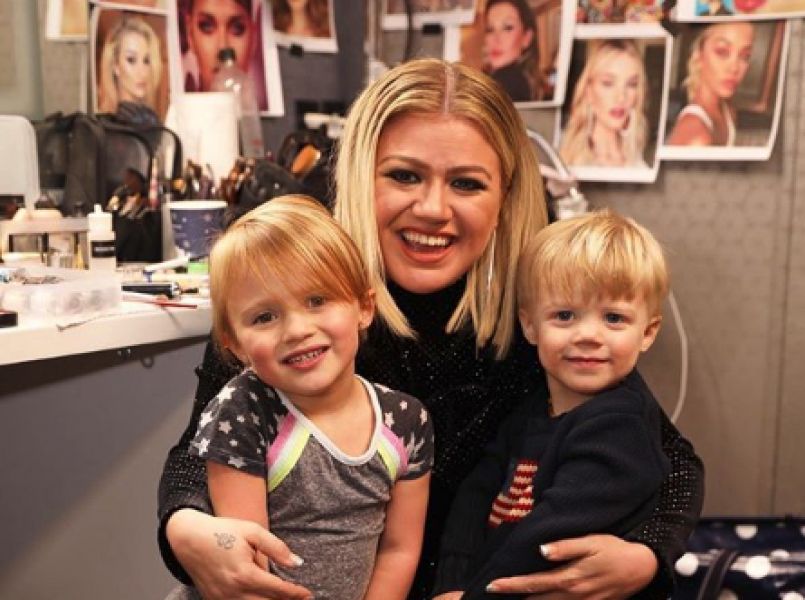 Kelly Clarkson eist aangepaste werktijden voor kinderen