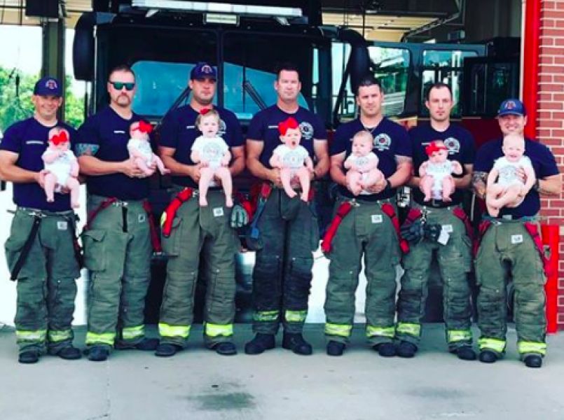 Zo schattig: brandweermannen en hun baby