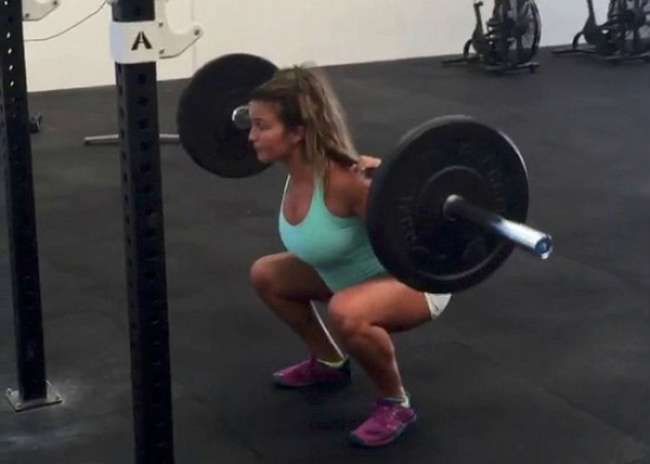 Gezond of gevaarlijk? CrossFit-trainster squat met 40 kilo tijdens 26 weken zwangerschap