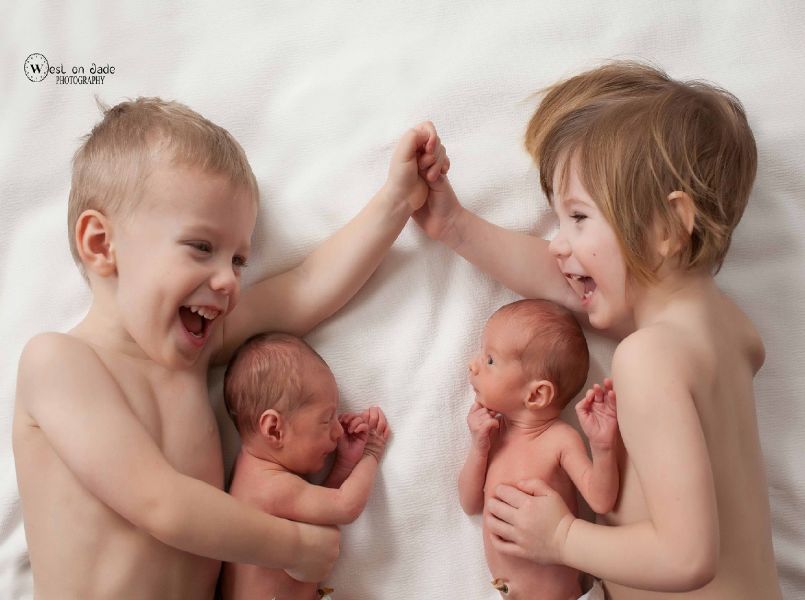 Foto van twee tweelingen uit 1 familie gaat viraal