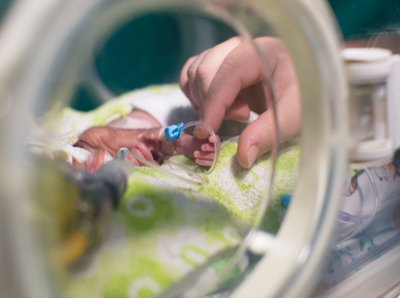 Kleinste babyjongen ooit geboren is nu kerngezond