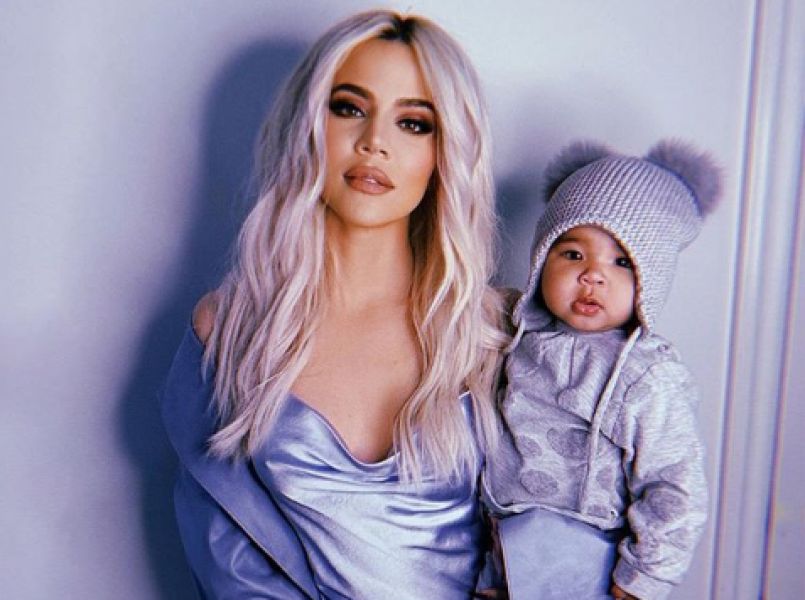 Momshamers geven kritiek op Khloe Kardashian haar lange nagels