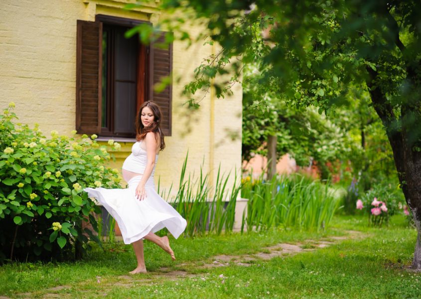 39 weken zwangere vrouw danst de sterren van de hemel