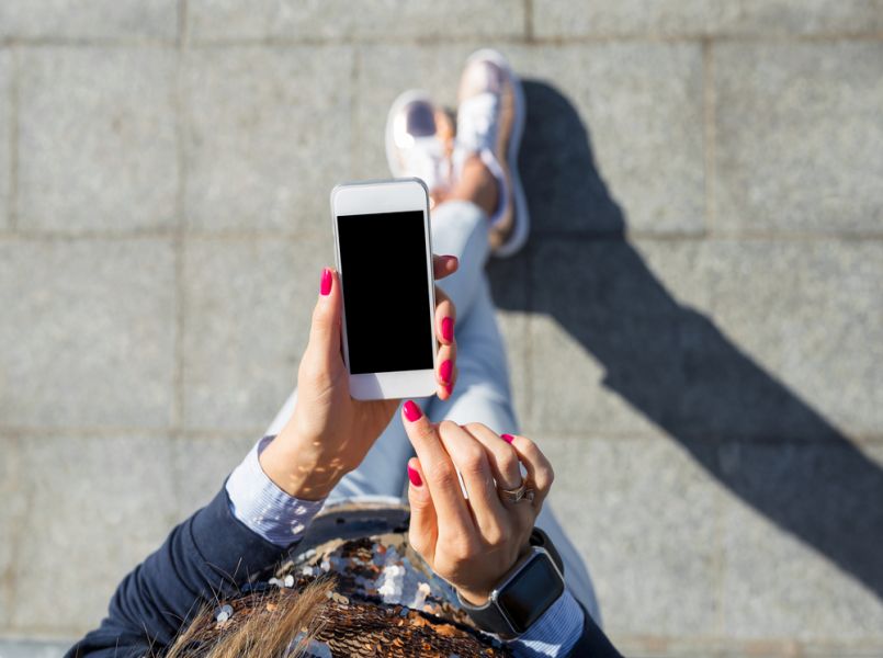 40% van de moeders is verslaafd aan haar telefoon