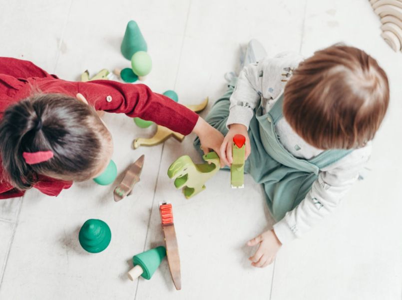 Als je kind steeds speelgoed afpakt: wat kun je doen?