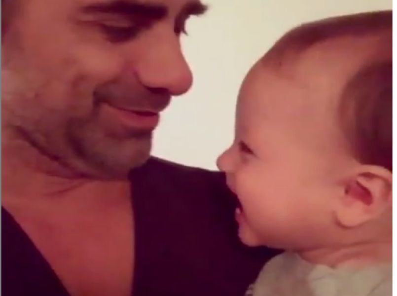 Schattig: John Stamos laat zijn kleine schaterlachen