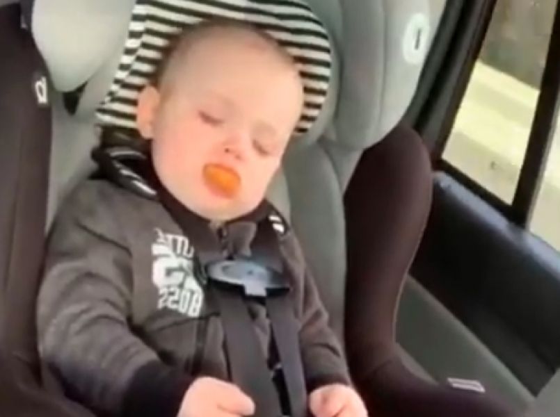Grappige video: in slaap vallen met kipnugget in je mond