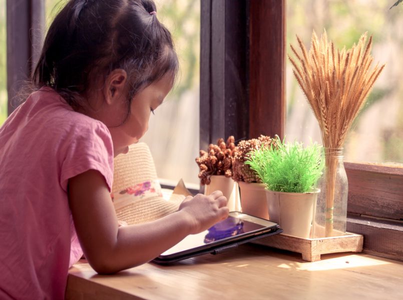 Meer kinderen met op autisme lijkende symptomen door beeldschermen?