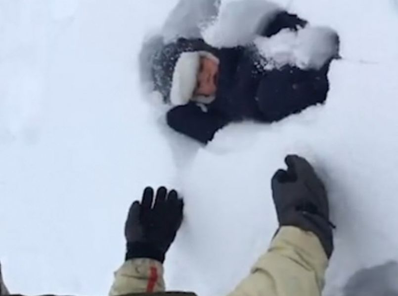 Baby verdwijnt als vader hem in de sneeuw gooit