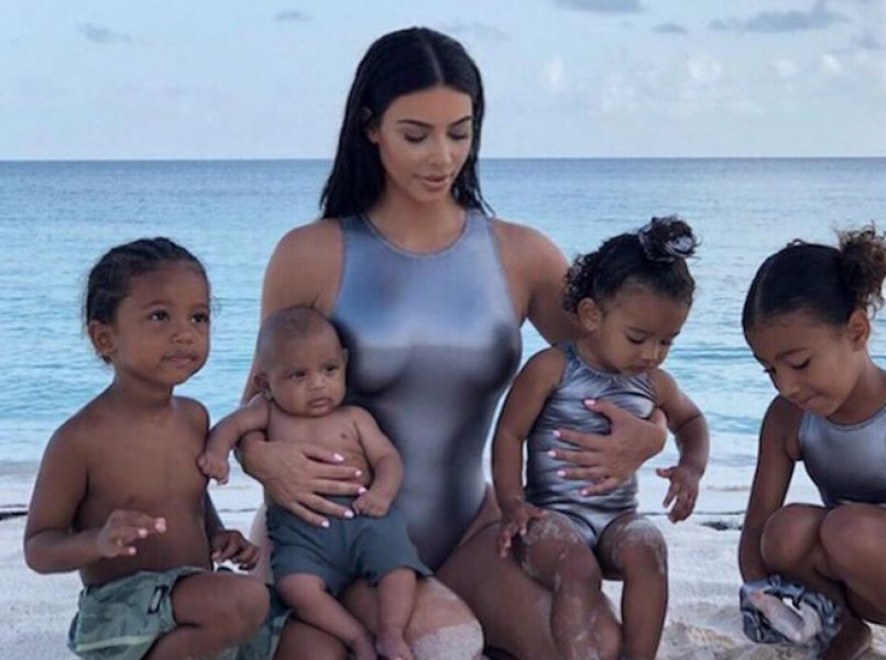 De eerste foto van Kim Kardashian West met alle vier haar kinderen