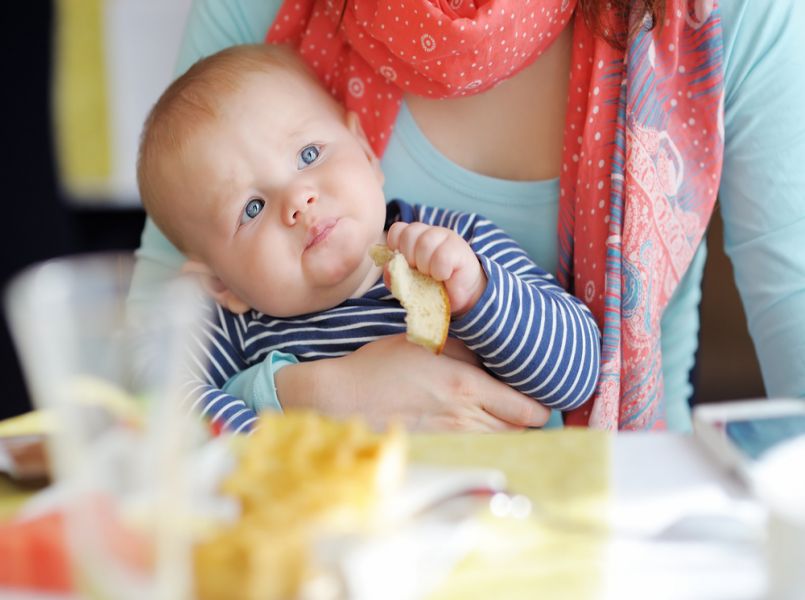 Baby’s krijgen te snel vast voedsel