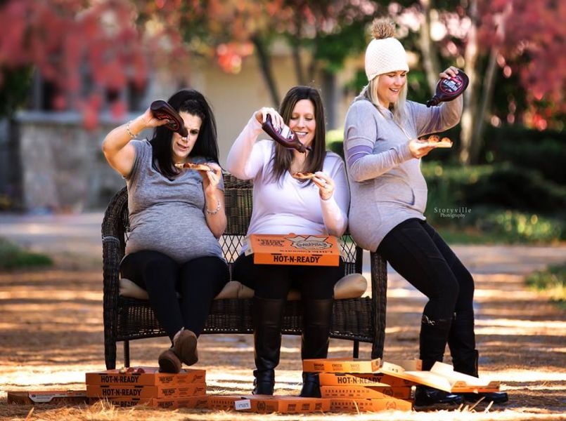 Hilarische fotoshoot van zwangere vriendinnen