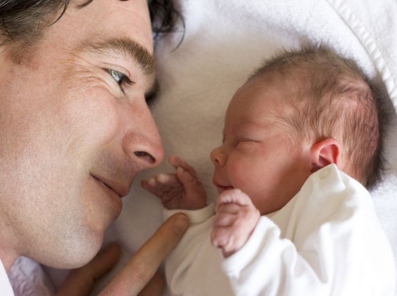 Vaders hebben meer stress dan moeders als te vroeg geboren baby thuiskomt