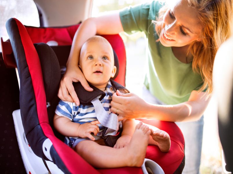 Ouders maken autostoeltje verkeerd vast