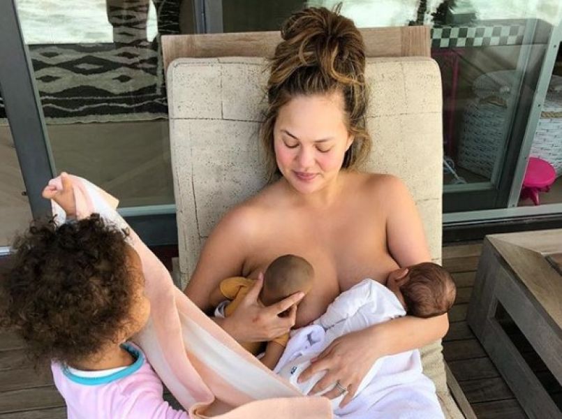 Chrissy Teigen krijgt kritiek op borstvoedingsfoto en dit is wat ze zegt