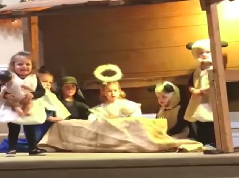 Hilarische video: peuter steelt kindje Jezus tijdens kerstspel