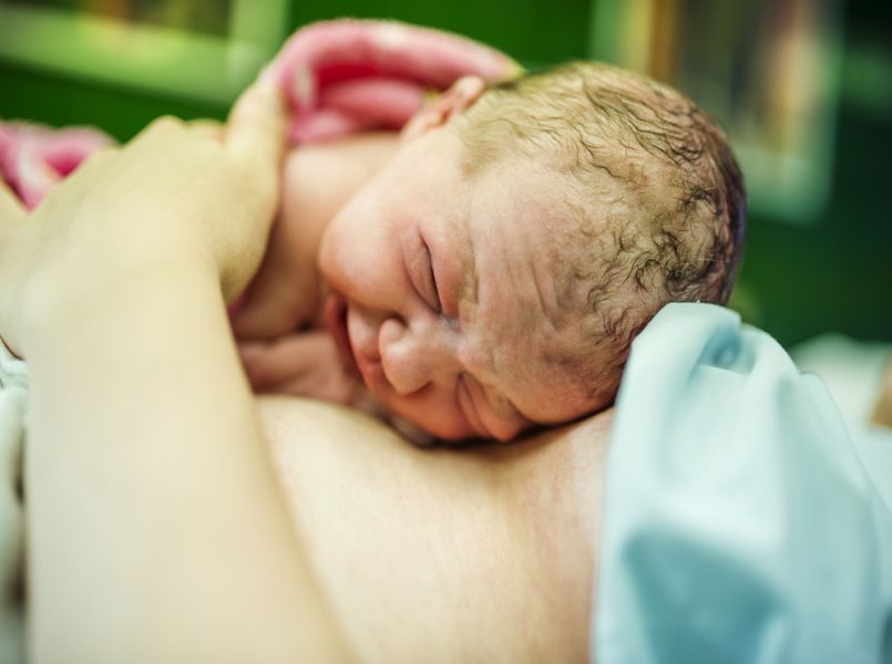 Huid op huidcontact is goed voor gezondheid te vroeg geboren kind