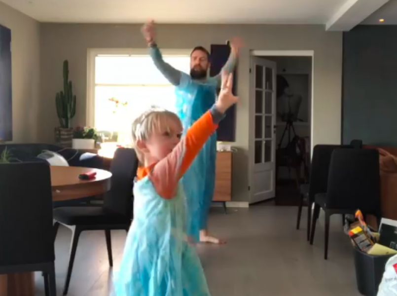 Video: vader en zoon gaan los op Frozen